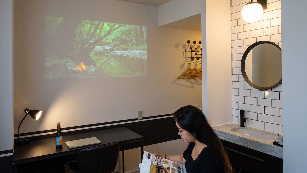 [Private Shower Booth] Theatre Room (140cm bed) thumbnail 5