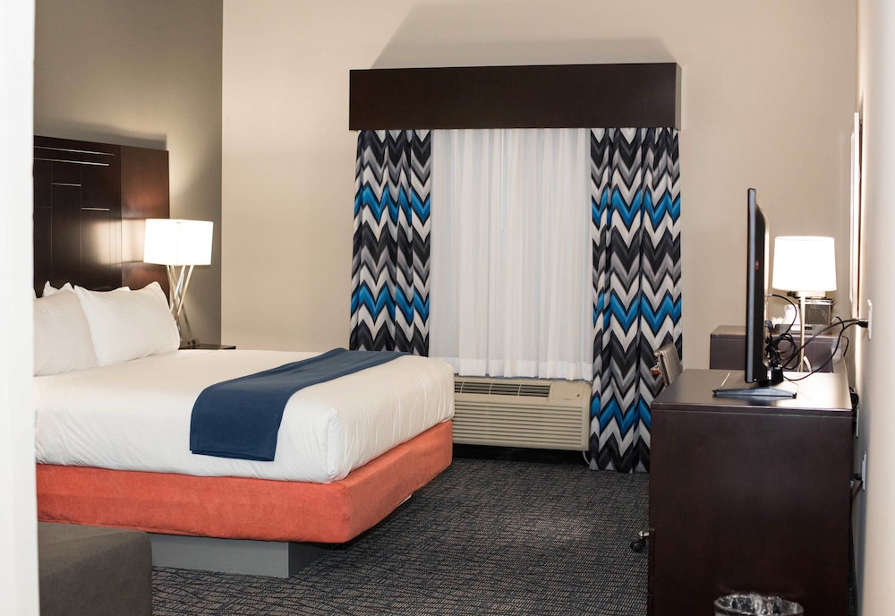 Suite, 1 King Bed, Mobility Accessible (Accessible Tub) photo 2