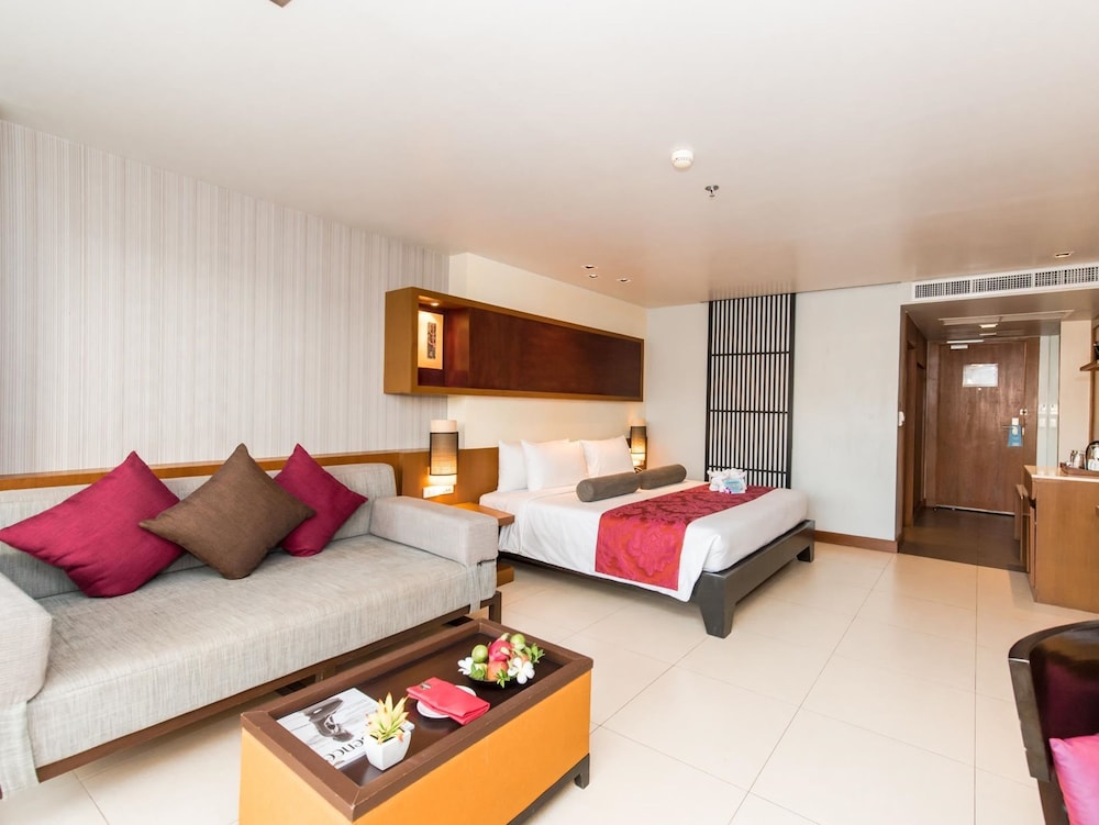 Deluxe King Bed - Photo 6