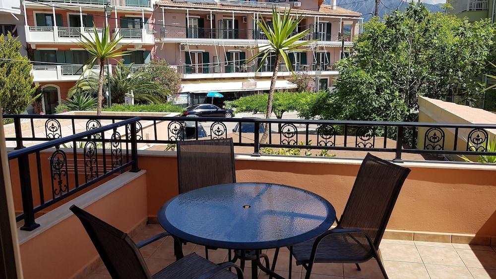 Triple Room, Balcony, Partial Sea View photo 2