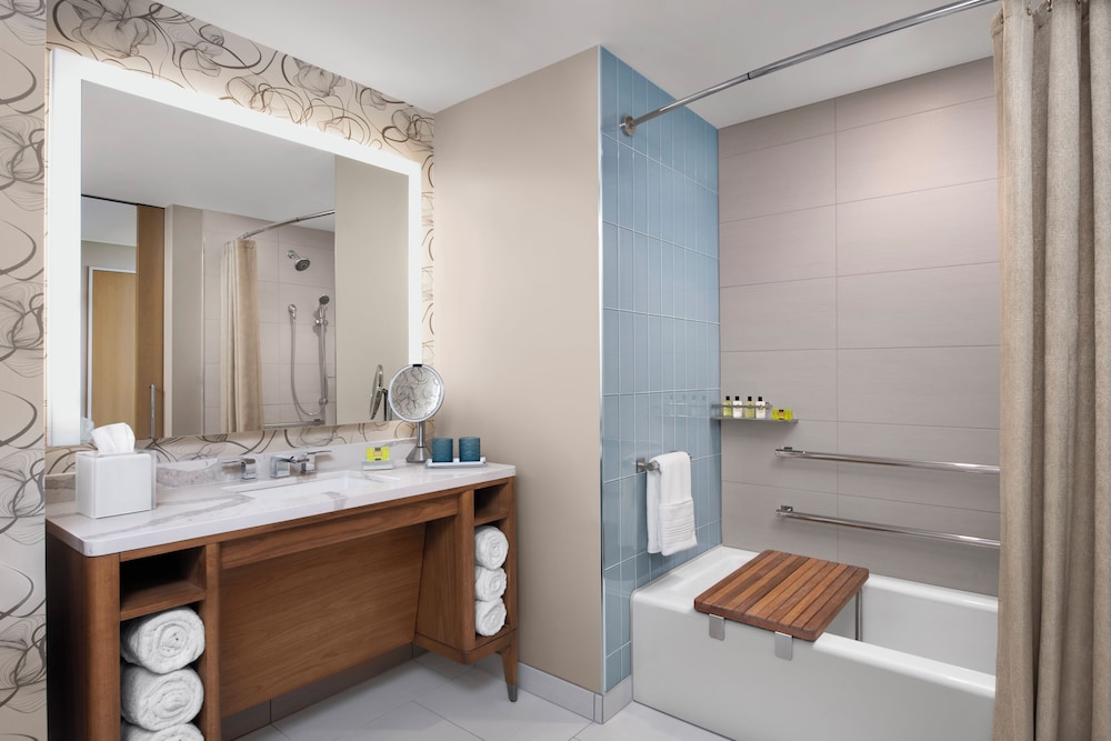 Classic Room, 2 Queen Beds, Accessible Bathtub (Mobility) thumbnail 5