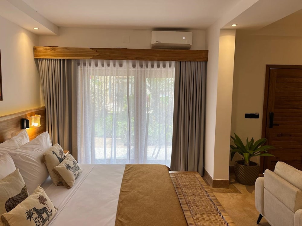 Superior Room, Pool View (King or Twin Bed) - Photo 2
