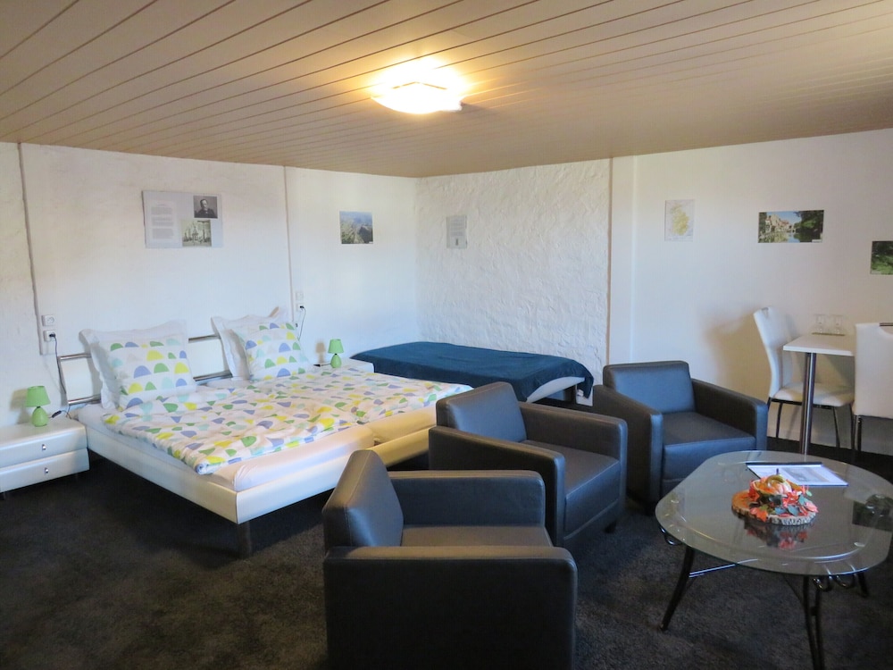 Basic Triple Room, Ensuite (Jura)