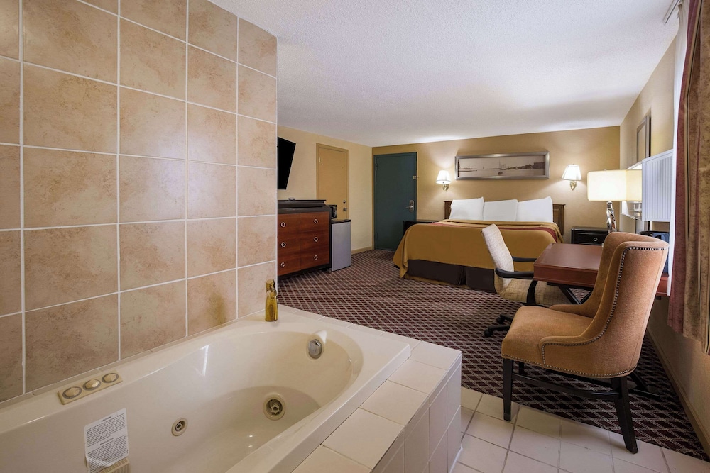 Standard Room, 1 King Bed, Non Smoking, Jetted Tub photo 3