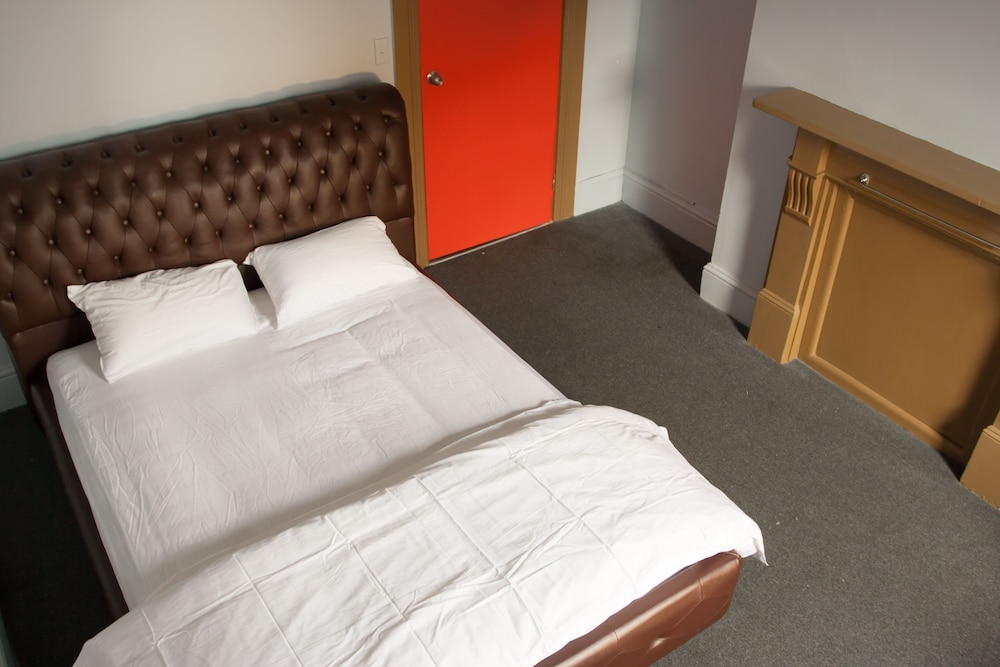 Standard Studio, Non Smoking, Shared Bathroom (Queen Room) photo 3