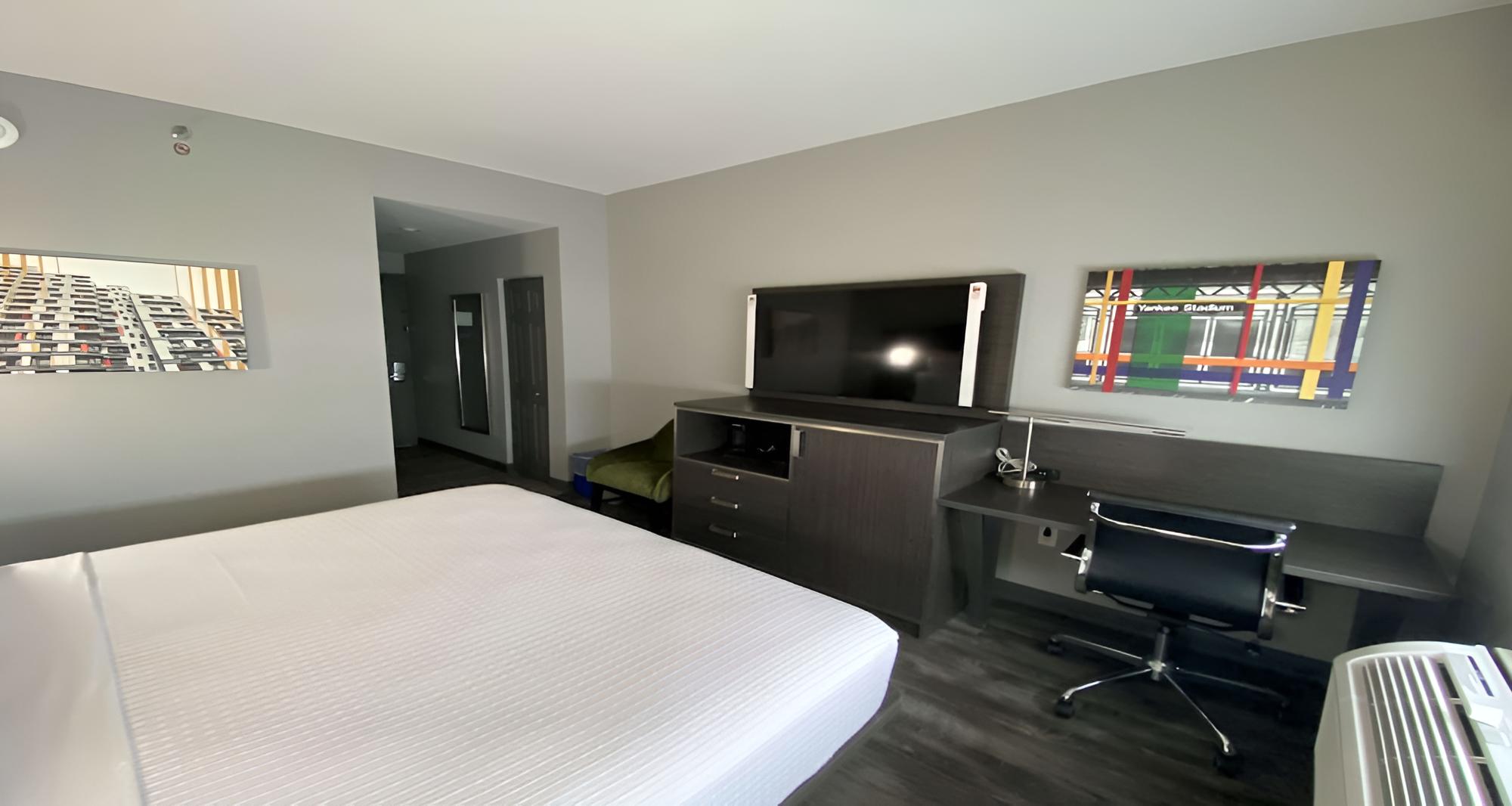 Standard Room, 1 King Bed, Smoking, Refrigerator photo 1