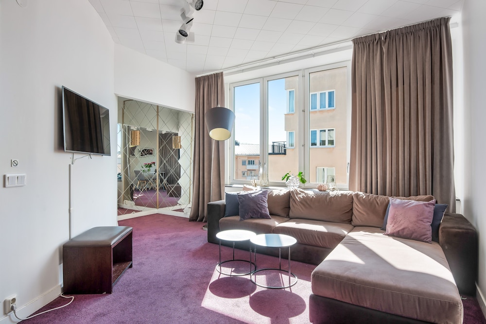 Junior Suite, 1 Double Bed (Includes A Light Evening Meal) thumbnail 6