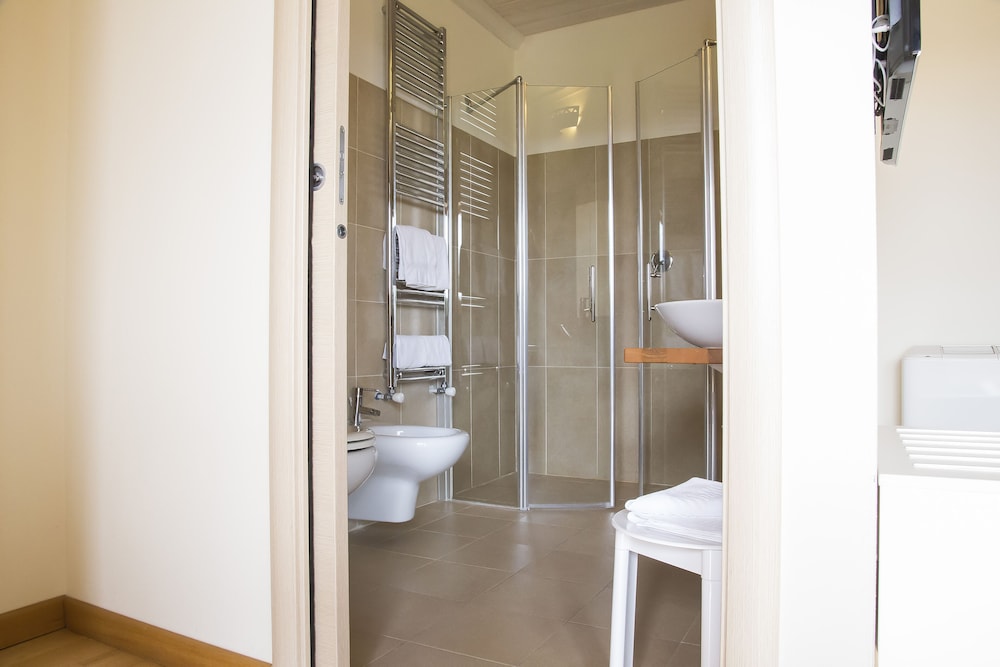 Standard Double Room - Photo 16