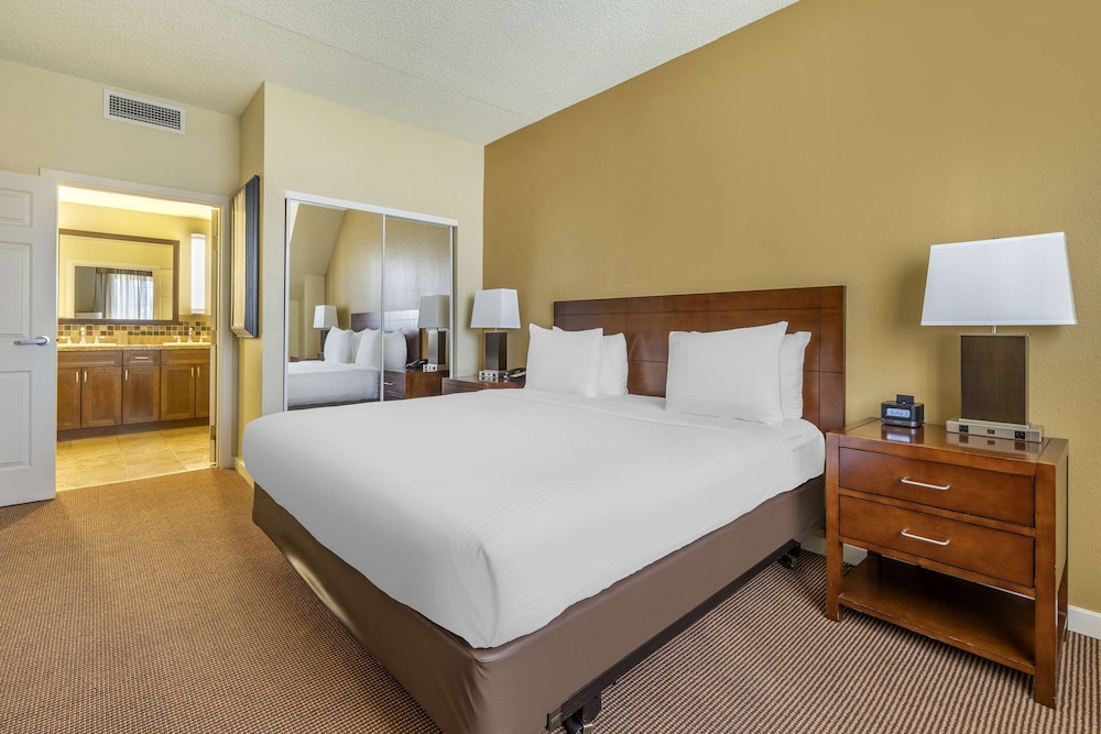 2 BEDROOM 1 KING 2 QUEENS LOCK-OFF SUITE - Photo 1