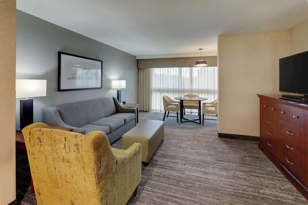 Suite, 1 King Bed, Refrigerator & Microwave (Oversized Room, Upper Floor) photo 1