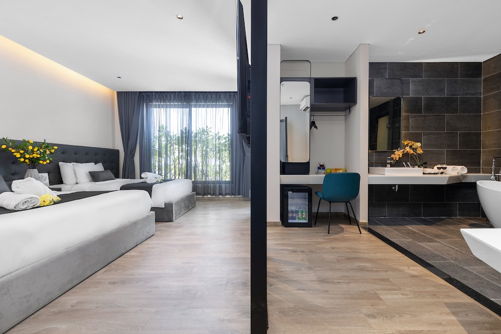 Suite Family Balcony with Partial Sea View