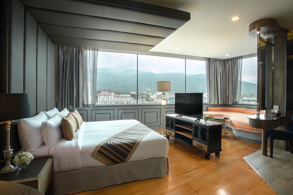 Executive Suite - Photo 2