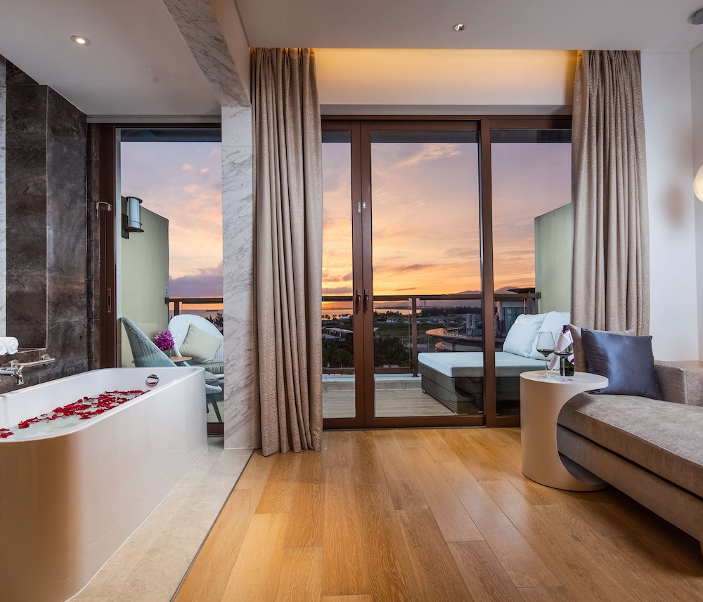Twin Premier Ocean View Room thumbnail 5