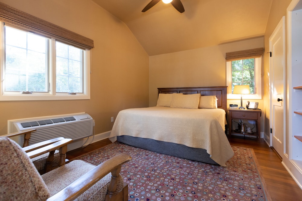 Second Row Studio Cottage w/ Screen Porch photo 1