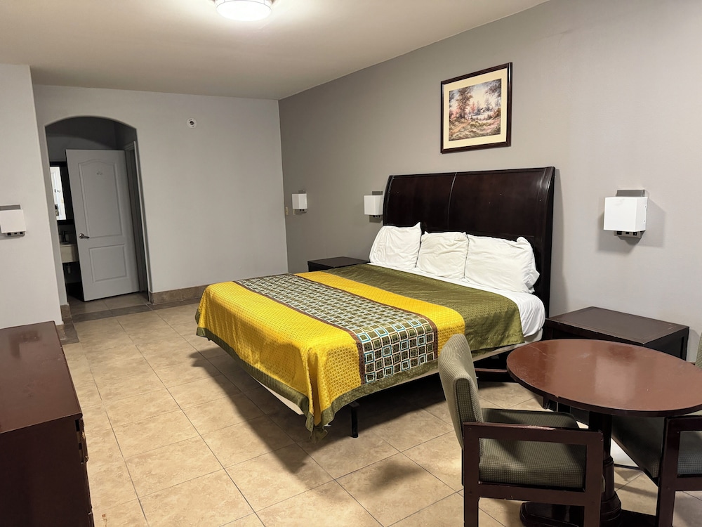 Deluxe Room, 1 King Bed, Non Smoking, Refrigerator & Microwave