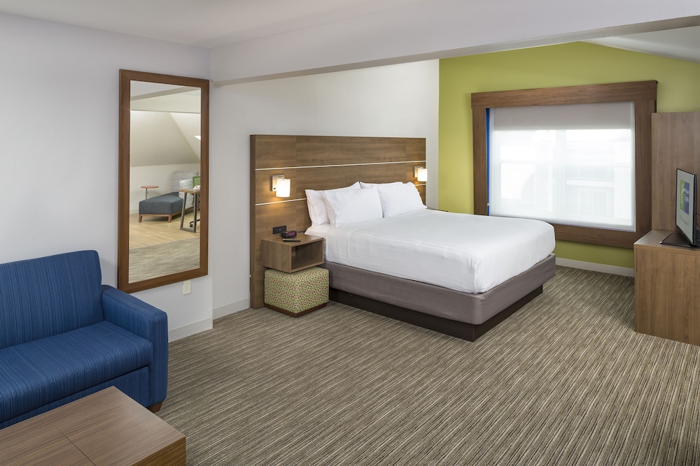 Suite, 1 King Bed - Photo 2