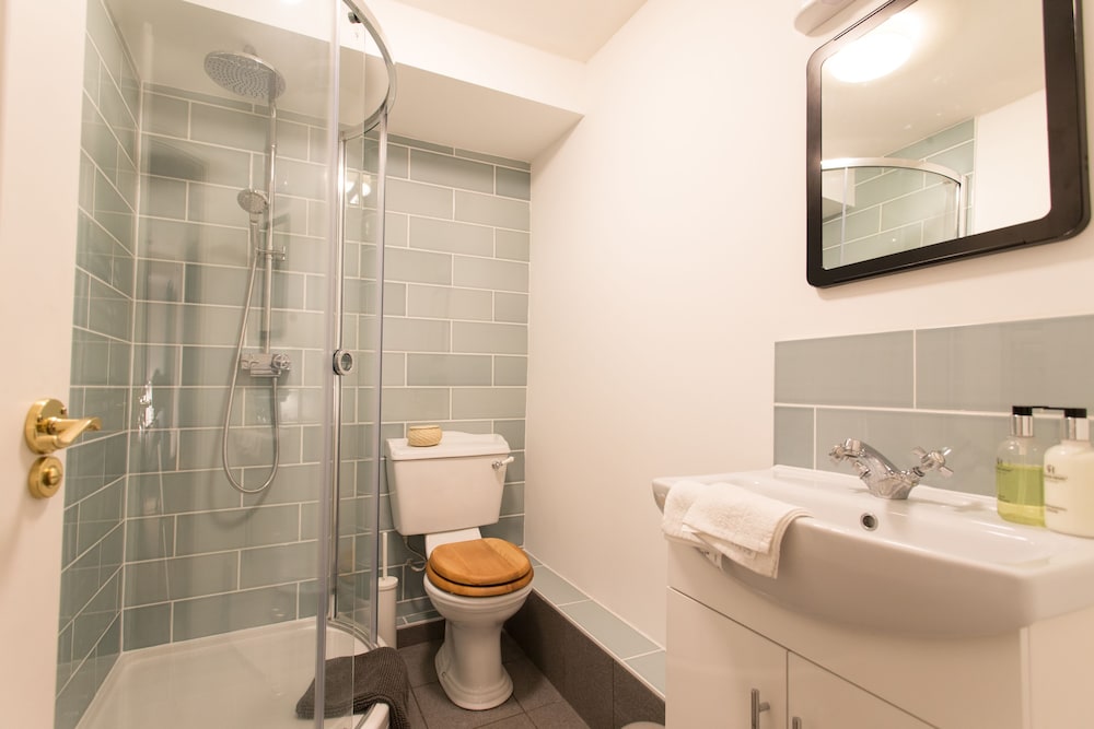 Room, 1 King Bed, Private Bathroom (Room 4) photo 2
