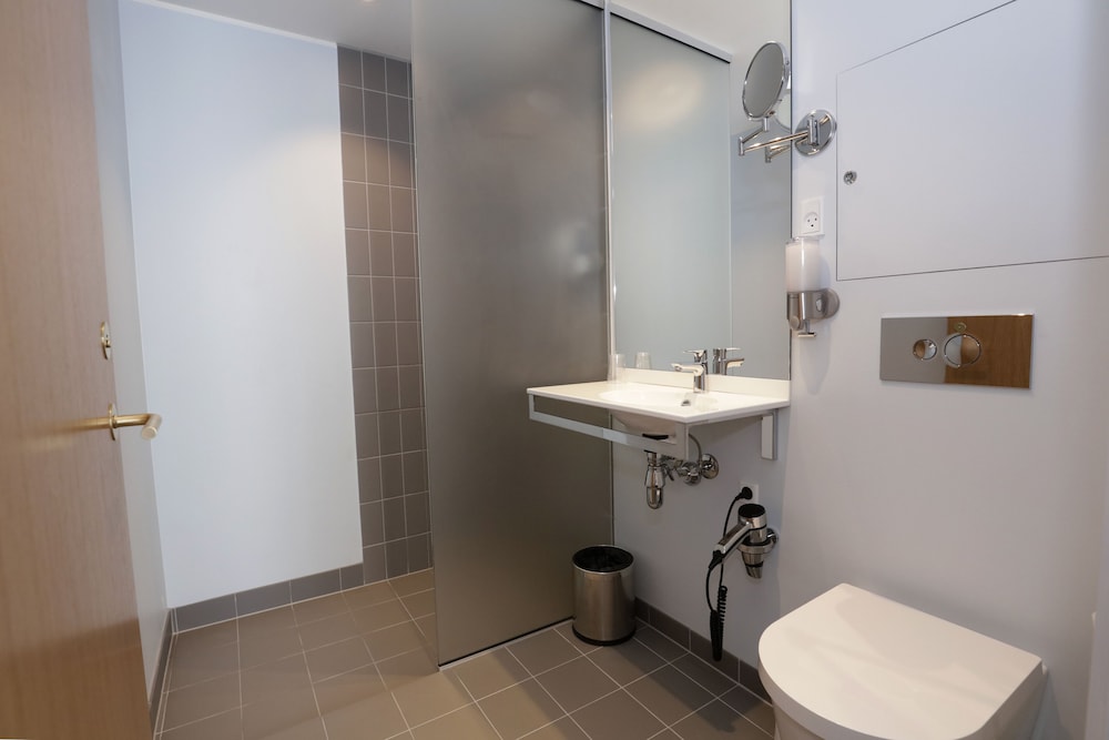 Superior Deluxe Double Room, Canal View thumbnail 5