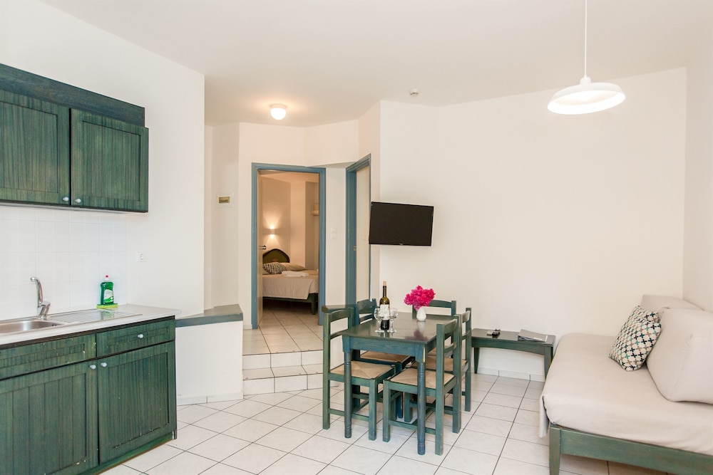 Apartment, 2 Bedrooms, Pool Access, Ground Floor photo 3