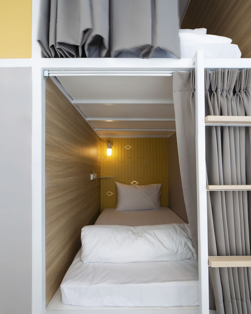 Bed in 12-Bed Mixed Dormitory Room ( En Suite Bathroom) photo 3