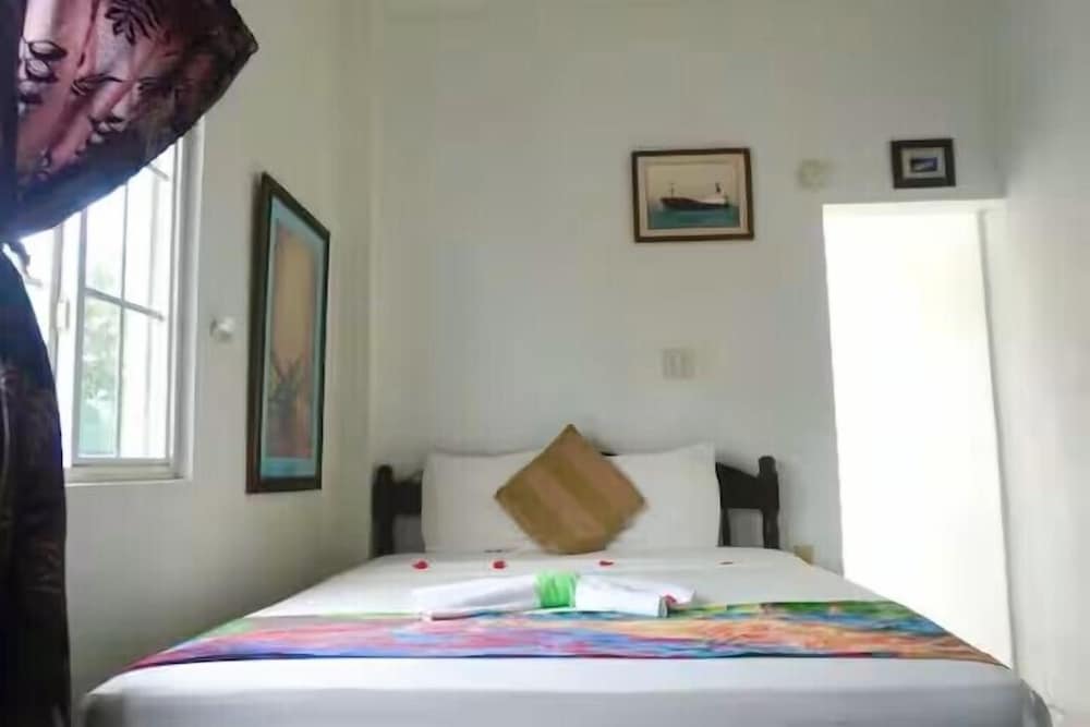 Economy Studio, 1 Queen Bed, Refrigerator & Microwave, Poolside photo 3