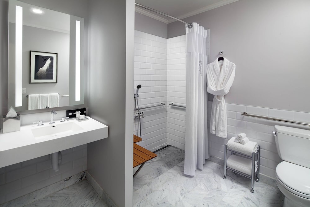 Suite, 1 Bedroom - Photo 11