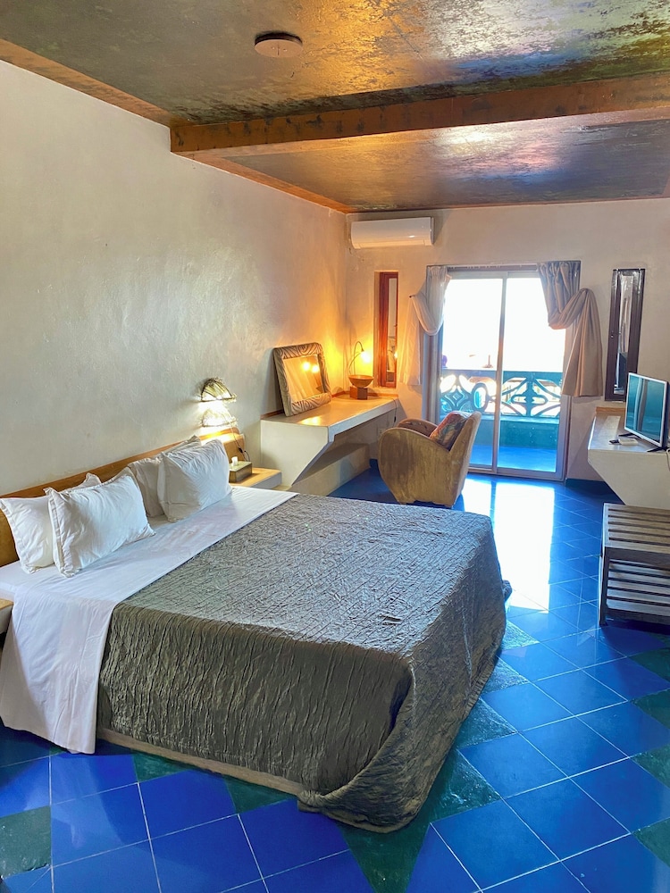 Suite, Sea View