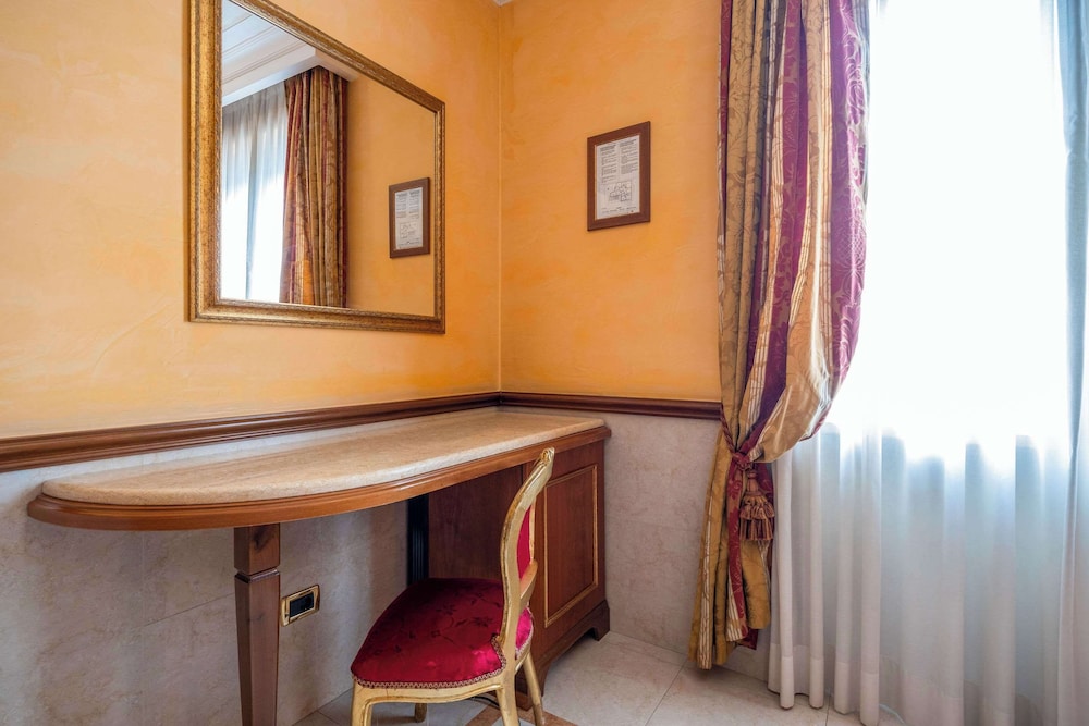 Double or Twin Room thumbnail 5