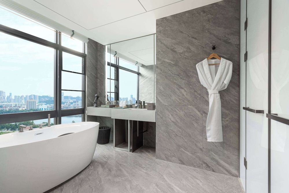 Business Suite, 1 King Bed, Non Smoking, Bathtub (Cinema) photo 2