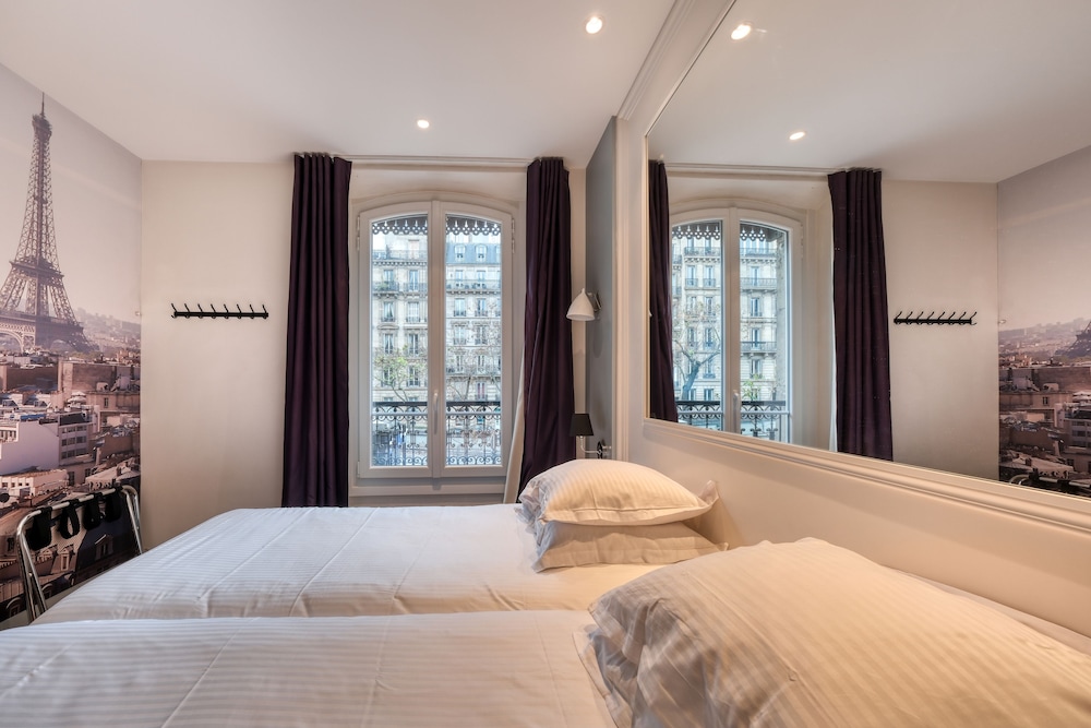 Twin room with arc de triomphe view photo 3