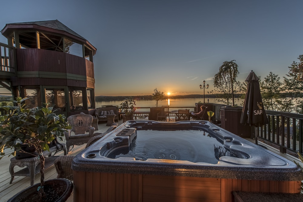 Deluxe Room, 1 King Bed with Sofa bed, Kitchen, Lake View photo 2
