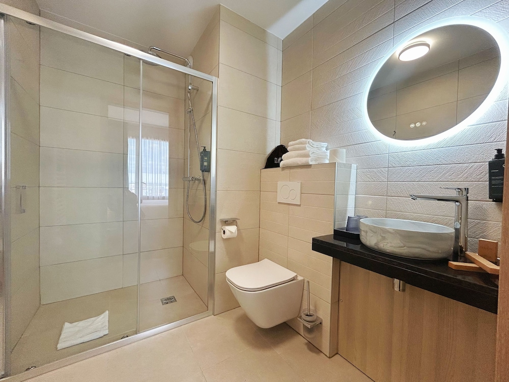 Deluxe Room, 1 Queen Bed, City View - Photo 3