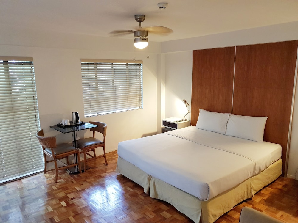 Deluxe Room, 1 Queen Bed, Refrigerator & Microwave, Corner photo 2
