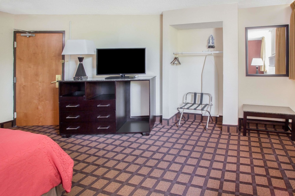 Room, 1 King Bed, Non Smoking (Mobility) - Photo 1
