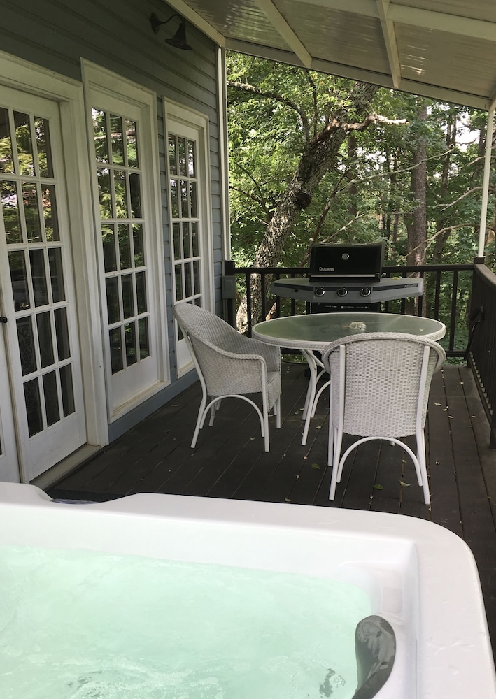 Honeymoon Cottage, 1 King Bed, Hot Tub, Mountain View photo 2