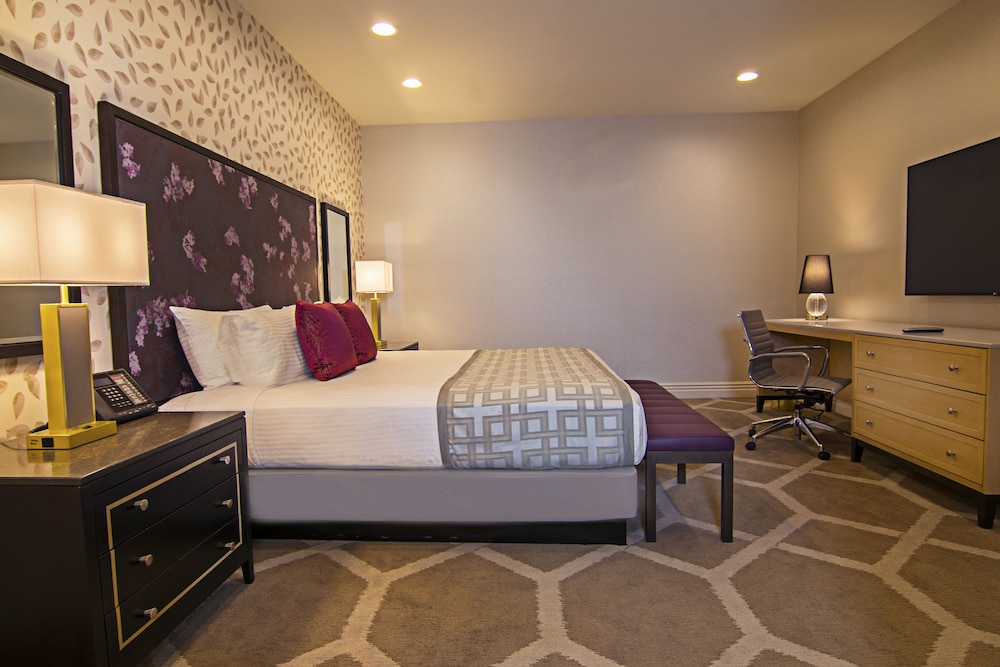 Suite, 1 King Bed, Non Smoking - Photo 2