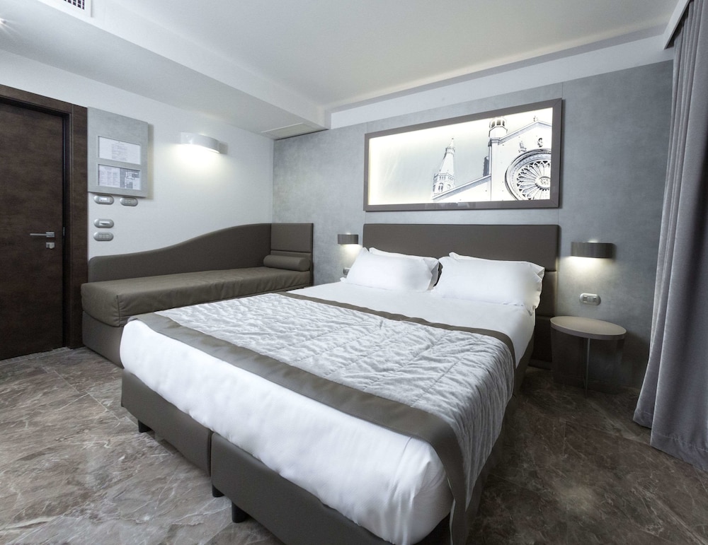 Executive Room, 1 King Bed, Non Smoking (with Sofabed) - Photo 3