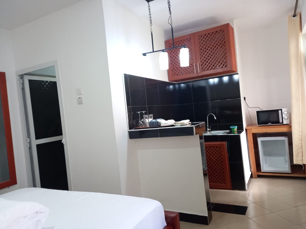 Classic Studio, 1 King Bed, Non Smoking, Pool View