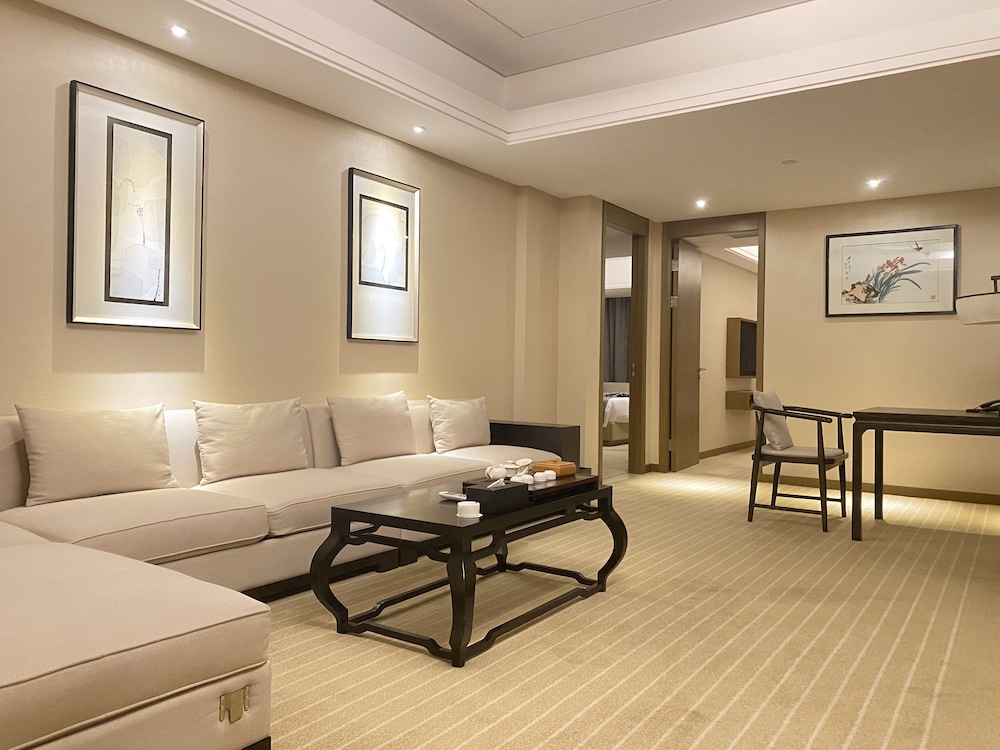 Deluxe Suite, 2 Queen Beds photo 2