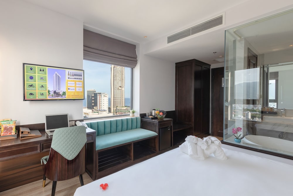 Deluxe King Room, Partial Ocean View photo 3