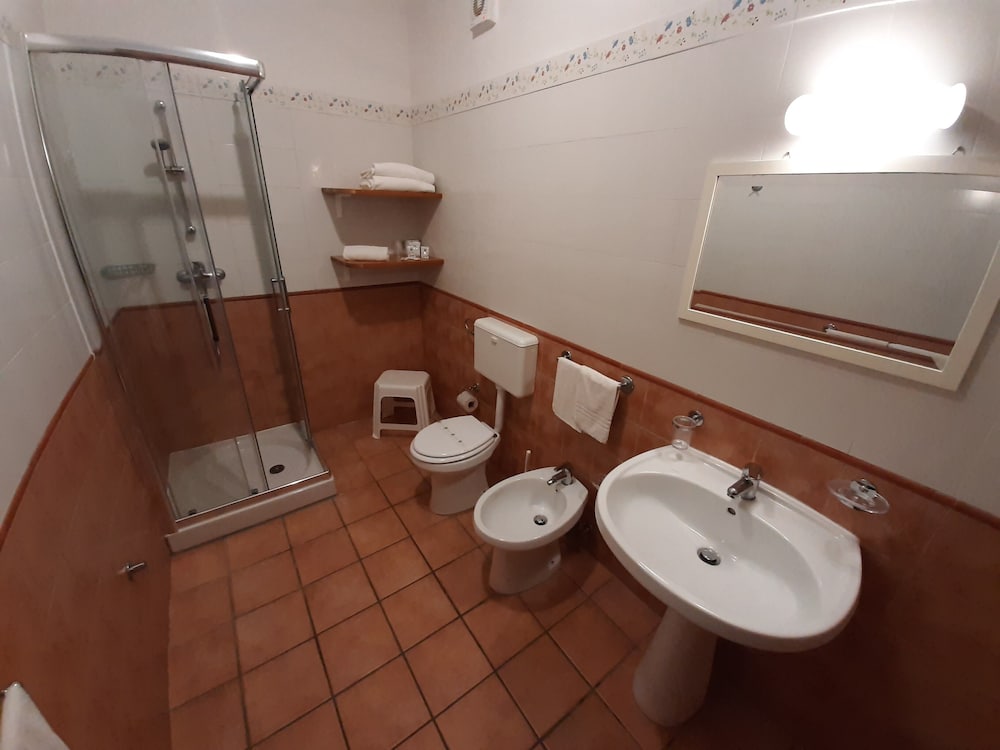Classic Double Room - Photo 16