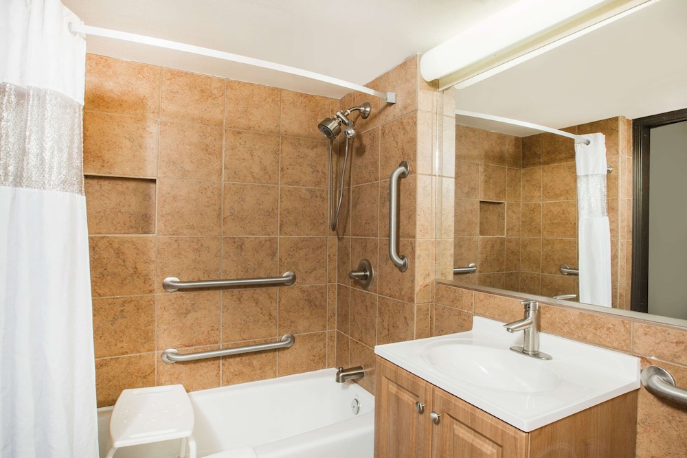 Ramada Tropics Resort & Conf Center by Wyndham Des Moines, Photo 2