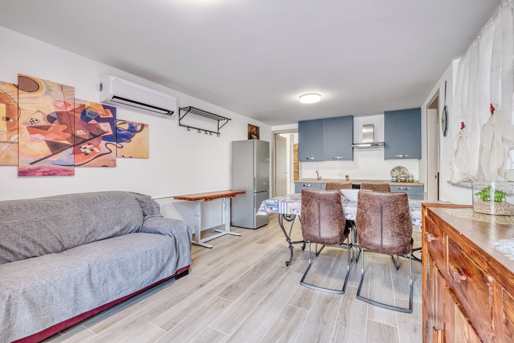 Family Apartment, Multiple Bedrooms, Sea Facing (Merlo D - town center & private)