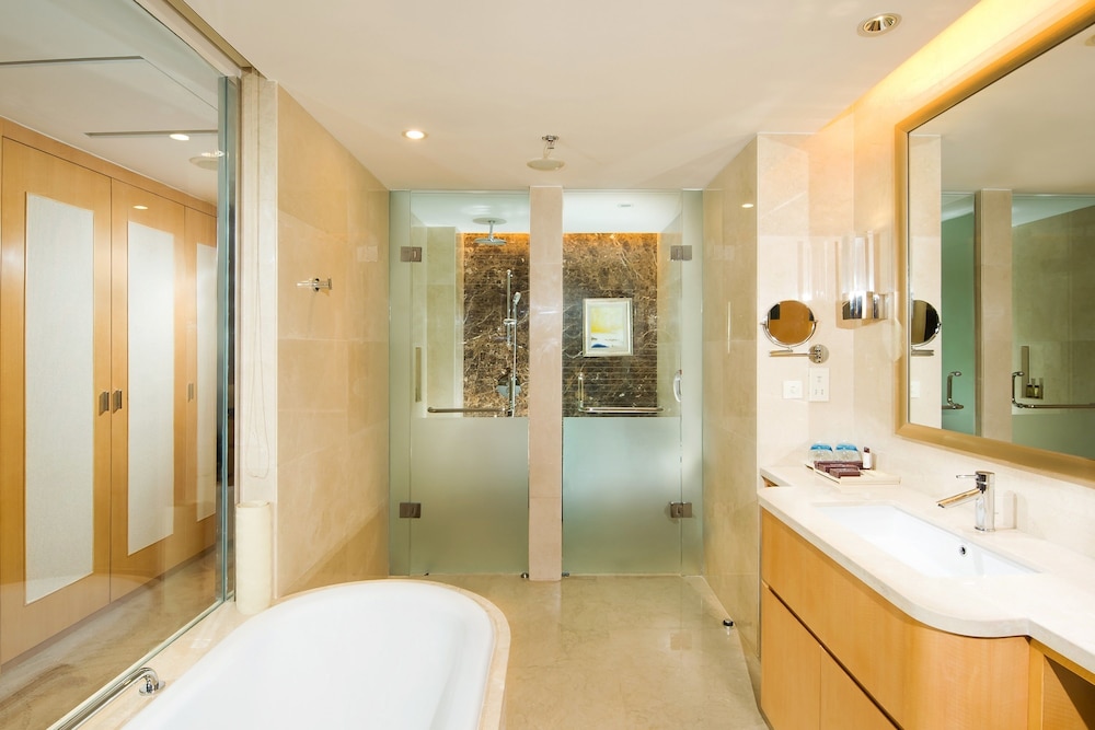 Deluxe Room, 1 King Bed, Ocean View - Photo 3