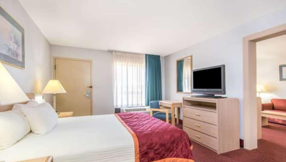 Room, 1 King Bed, Non Smoking (1st Floor) - Photo 3
