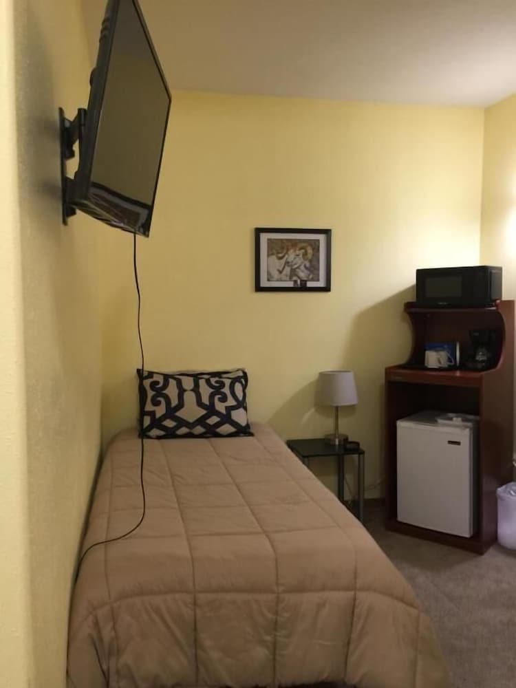 Deluxe Room, Multiple Beds, Mountain View photo 1
