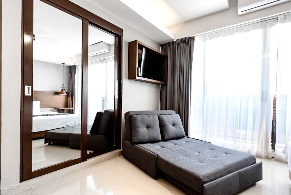 Deluxe Room, 1 King Bed, Kitchenette photo 3