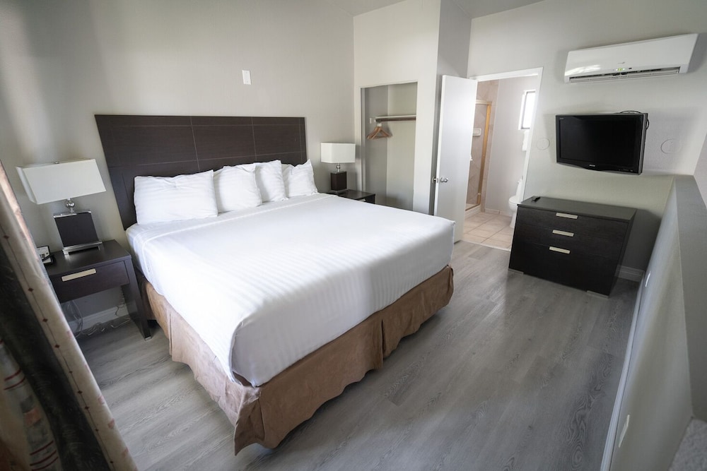 Crown 2 Story Suite With Loft King Bed (extended)