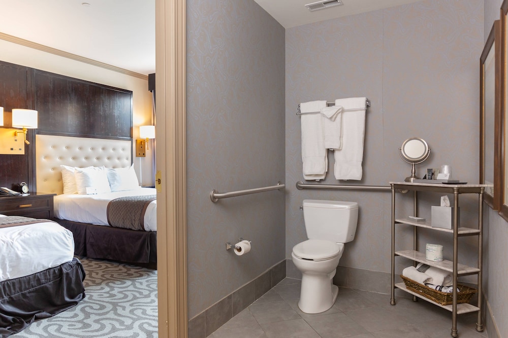 Deluxe Room, Multiple Beds - Photo 6