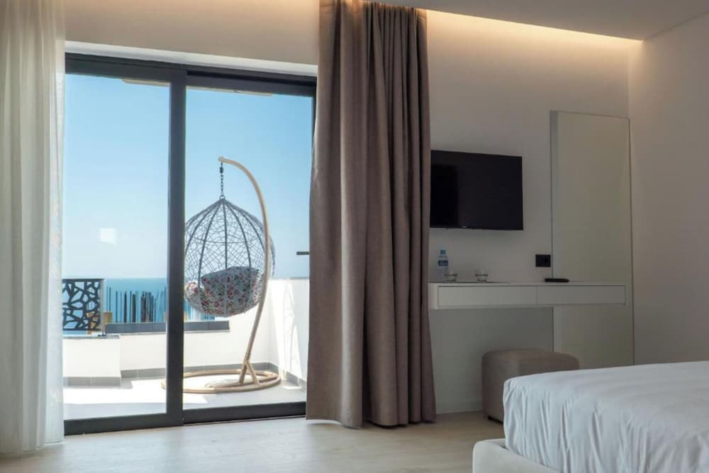 Suite, Sea View
